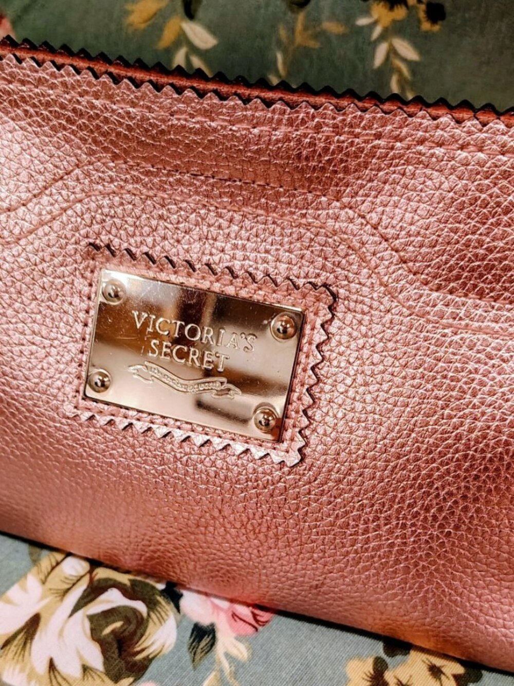 Victoria's Secret NWOT Metallic Rose Pebbles Faux Leather Clutch Makeup Bag